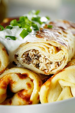 et closeup ile lezzetli krep krep dolması. İnce krep w