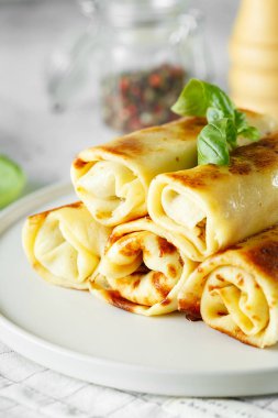 et closeup ile lezzetli krep krep dolması. İnce krep w