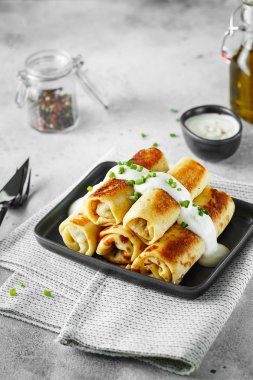 et closeup ile lezzetli krep krep dolması. İnce krep w