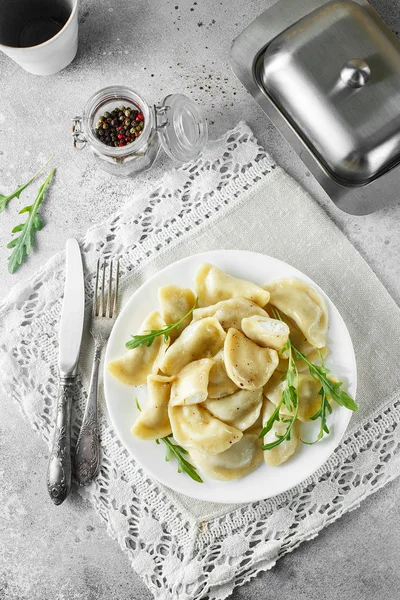 Dumplings, gevuld met kwark. Russisch, Oekraïens of Pol — Stockfoto