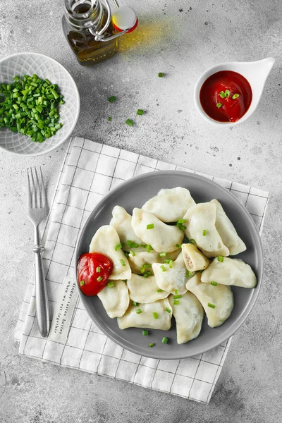 Dumplings, gevuld met vlees. Russisch, Oekraïens of Pools gerecht: — Stockfoto