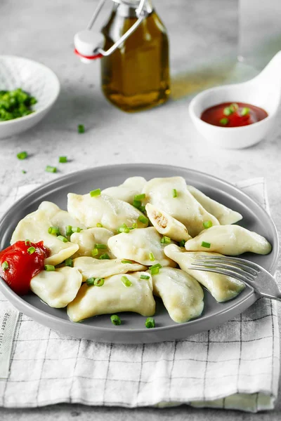Dumplings, gevuld met vlees. Russisch, Oekraïens of Pools gerecht: — Stockfoto