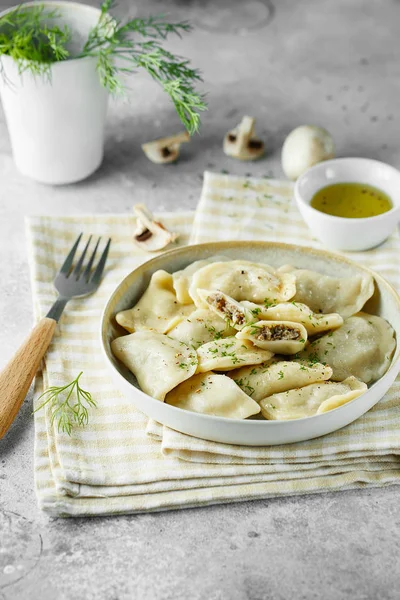 Dumplings, gevuld met champignons champignon. Russisch, Oekraïens — Stockfoto