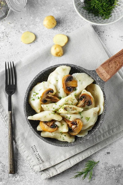 Knoedels, gevuld met aardappelpuree en champignons. Russisch, U — Stockfoto