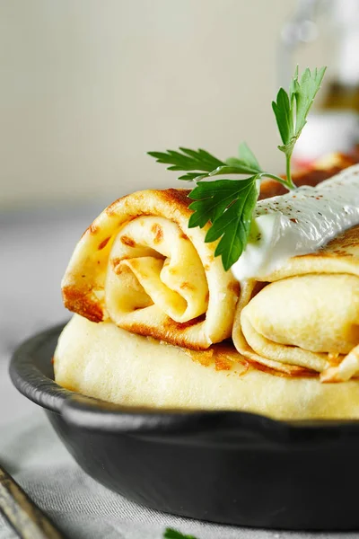 Dünne Pfannkuchen mit Füllungen. leckere gefüllte Pfannkuchen mit — Stockfoto