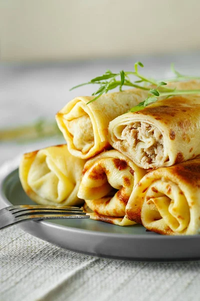 Sabrosos crepes rellenos crepes con carne primer plano. Panqueques delgados w — Foto de Stock