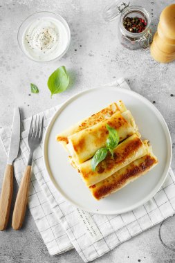 et closeup ile lezzetli krep krep dolması. İnce krep w