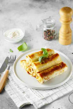 et closeup ile lezzetli krep krep dolması. İnce krep w