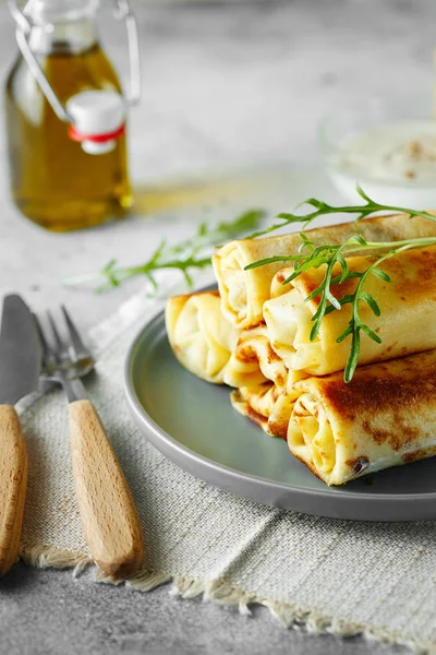 Leckere gefüllte Pfannkuchen mit Fleisch in Nahaufnahme. dünne Pfannkuchen w — Stockfoto