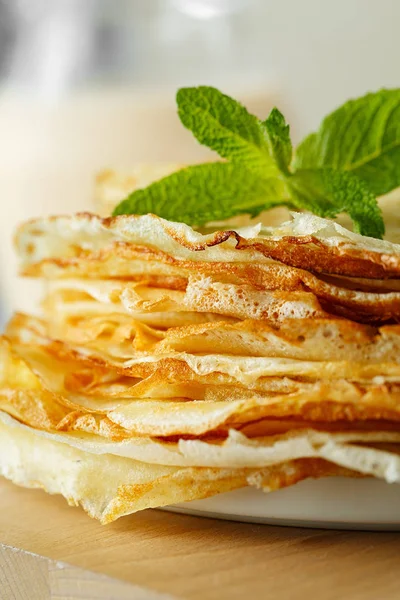 Panqueques rusos servidos con hojas de menta e ingredientes - leche — Foto de Stock