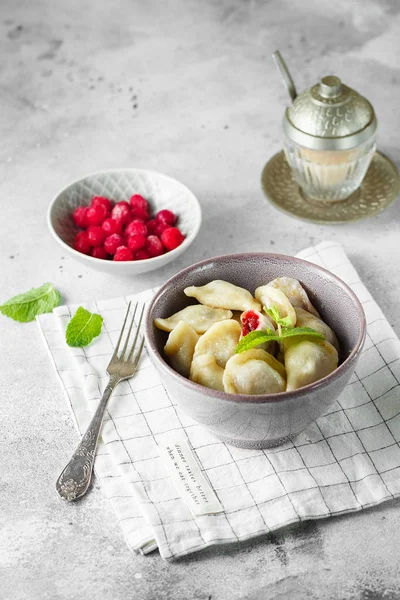 Cherry dumplings met mint. Zelfgemaakte zoete dumplings met Berrie — Stockfoto