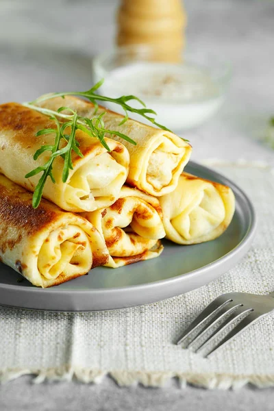 Sabrosos crepes rellenos crepes con carne primer plano. Panqueques delgados w — Foto de Stock