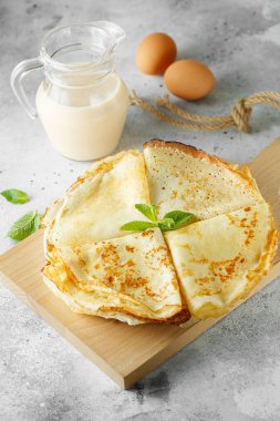 Rus krep nane yaprakları ve malzemelerle servis - süt 