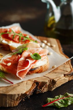 Geleneksel parma jambon antipasto kürlü. Parma ile Bruschetta seti