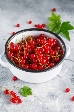 Bir kase yakın olgun kırmızı frenk üzümü çilek. Taze olgun kırmızı curr