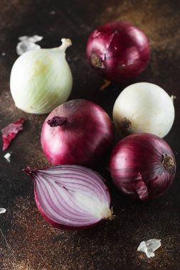 kırmızı soğan. Kırmızı soğan yarıyarıya. Gıda Maddeleri