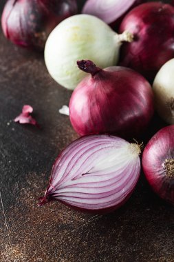 kırmızı soğan. Kırmızı soğan yarıyarıya. Gıda Maddeleri