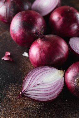kırmızı soğan. Kırmızı soğan yarıyarıya. Gıda Maddeleri