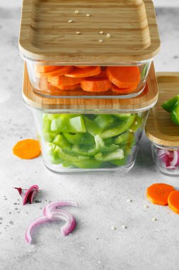 Taze çiğ sebzeli cam kutular. Sağlıklı Yemek Hazırlık - recip