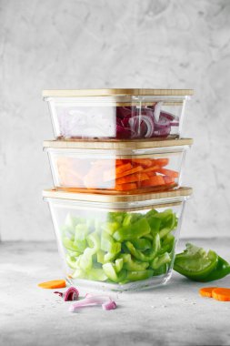 Taze çiğ sebzeli cam kutular. Sağlıklı Yemek Hazırlık - recip