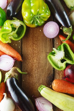 Taze sebze ve vintage çatal etrafında yemek için malzemeler