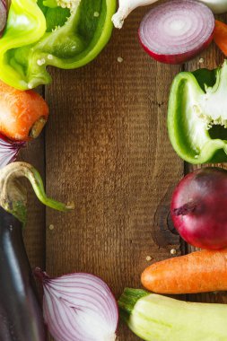 Taze sebze ve vintage çatal etrafında yemek için malzemeler