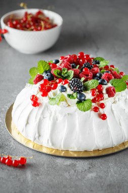 Pavlova kek krem ve taze yaz meyveleri ile. PA yakın çekim