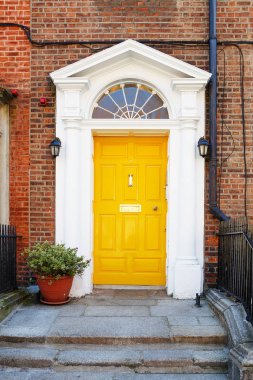 Dublin, İrlanda'da sarı bir kapı. 