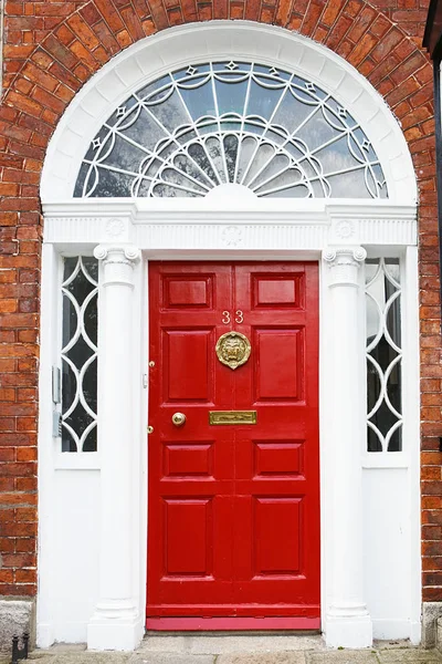Una puerta roja en Dublín, Irlanda — Foto de Stock