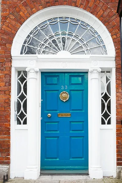 Una puerta azul en Dublín, Irlanda — Foto de Stock