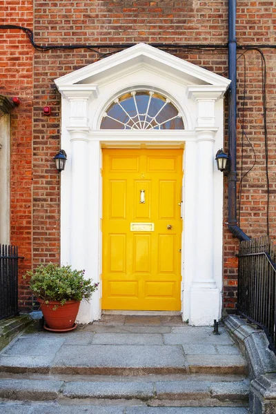 Una puerta amarilla en Dublín, Irlanda . — Foto de Stock