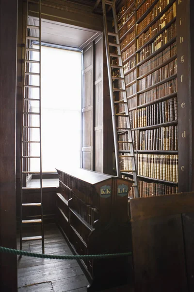 Wnętrze długiej sali starej biblioteki w Trinity College. Ma — Zdjęcie stockowe