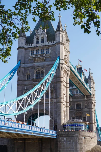 Tower Bridge v Londýně, Velká Británie. Tower Bridge v Londýně stojí — Stock fotografie