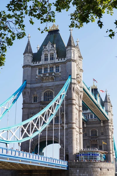 Tower Bridge v Londýně, Velká Británie. Tower Bridge v Londýně stojí — Stock fotografie