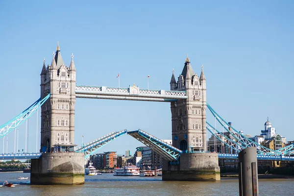 Тауерський міст у Лондоні, Великобританія. Тауерський міст в Лондоні стояв — стокове фото