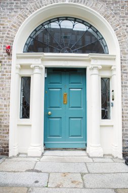 Dublin, İrlanda'da mavi bir kapı. Kemerli Gürcü kapı ev ön