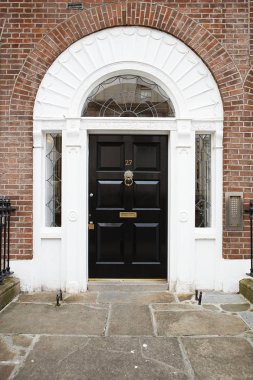 Dublin, İrlanda'da siyah bir kapı. Kemerli Gürcü kapı ev fron