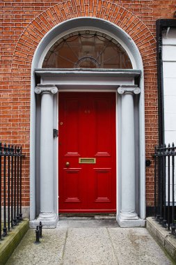 Dublin, İrlanda'da kırmızı bir kapı. Kemerli Gürcü kapı ev ön