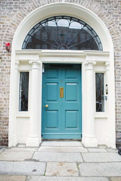 Una puerta azul en Dublín, Irlanda. Puerta georgiana arqueada frente a la casa — Foto de Stock