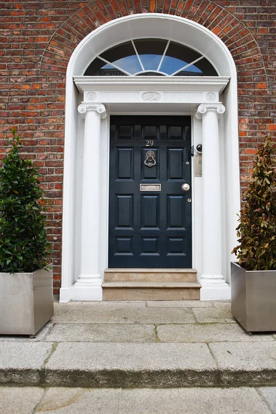 Una puerta negra en Dublín, Irlanda. Arched georgiano puerta de la casa fron — Foto de Stock