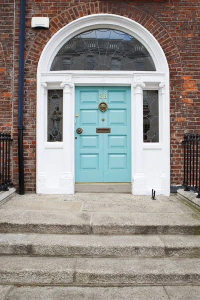 Una puerta azul en Dublín, Irlanda. Puerta georgiana arqueada frente a la casa — Foto de Stock