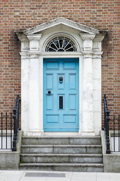 Una puerta azul en Dublín, Irlanda. Puerta georgiana arqueada frente a la casa — Foto de Stock