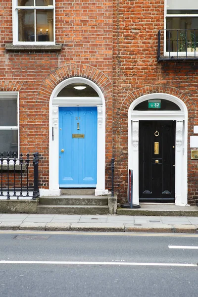 Las puertas azules y negras en Dublín, Irlanda. Doo georgiano arqueado — Foto de Stock