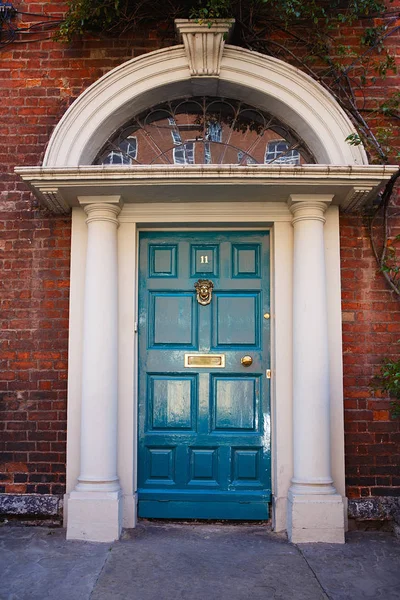 Una puerta azul en Dublín, Irlanda. Puerta georgiana arqueada frente a la casa — Foto de Stock