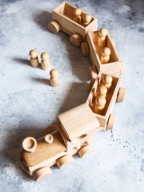 Çocukların tahta oyuncakları. Çocuk arabalı ahşap tren. Doğal ahşap inşaat seti. Eğitim ekipmanları. Çocuk ahşap lokomotifi ve çeşitli yük arabaları..
