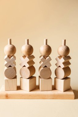 Çocukların tahta oyuncakları. Blokların eğitim kaynakları, iyi motor beceriler, el-göz koordinasyonu, matematiksel beceriler için sıralanması. Doğal ahşap inşaat seti. Eğitim ekipmanları