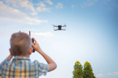 Çocuk dron uçuruyor. Oğlan dronları çalıştırıyor. Çocuk İşleten Quadcopter. Küçük Pilot Drone Uzaktan Kumanda Kullanıyor