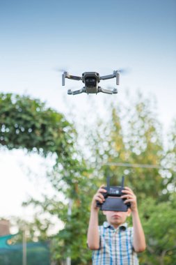 Çocuk dron uçuruyor. Oğlan dronları çalıştırıyor. Çocuk İşleten Quadcopter. Küçük Pilot Drone Uzaktan Kumanda Kullanıyor