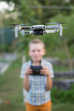 Çocuk dron uçuruyor. Oğlan dronları çalıştırıyor. Çocuk İşleten Quadcopter. Küçük Pilot Drone Uzaktan Kumanda Kullanıyor