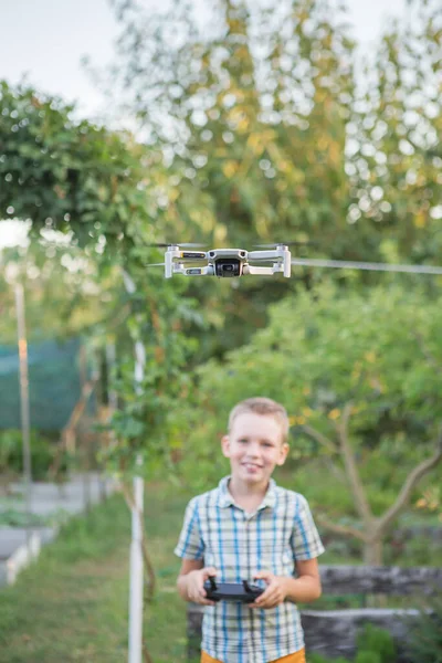 Drone Voador Rapaz Opera Drones Quadricóptero Infantil Pequeno Piloto Usando — Fotografia de Stock